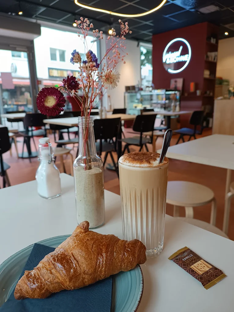 Gastraum des Art-Cafés Pinsel & Bohne in der Römerpassage